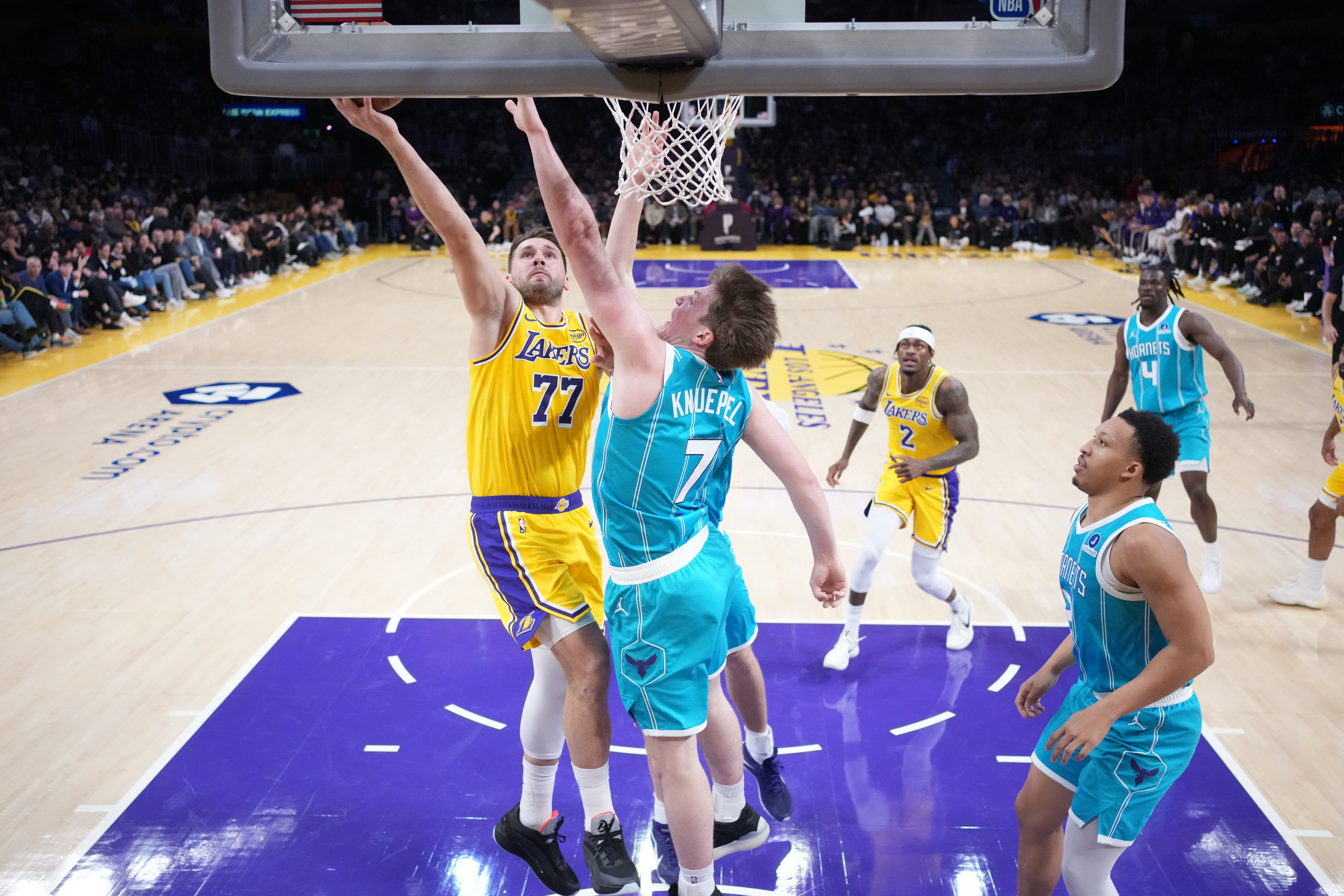 九游官网-赛季三分王之争真有悬念了!东契奇赛季三分总数仅差克尼佩尔4记